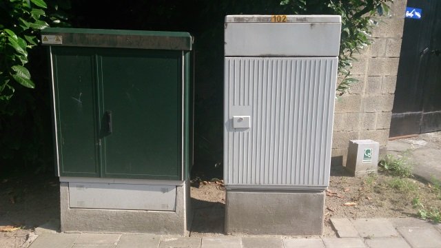 A gauche un ROP pour le VDSL2, à droite un KVD ou transitent les lignes.
