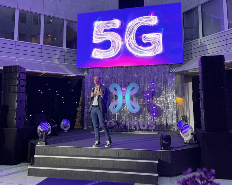 Photo de Guillaume Boutin, CEO de Proximus en 2021 devant un écran avec le logo 5G